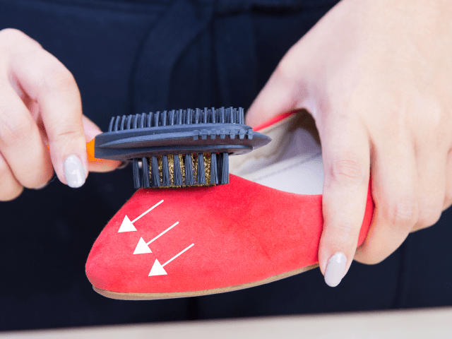 起毛素材の靴にブラシを立てて「こする」！靴のケアの基本・ブラシの掛け方を紹介！