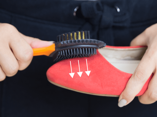 起毛素材の靴にブラシを立てて「押し当てます」靴のケアの基本・ブラシの掛け方を紹介！