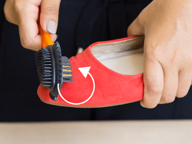 起毛素材の靴にブラシを立てて「回転させる」靴のケアの基本・ブラシの掛け方を紹介！
